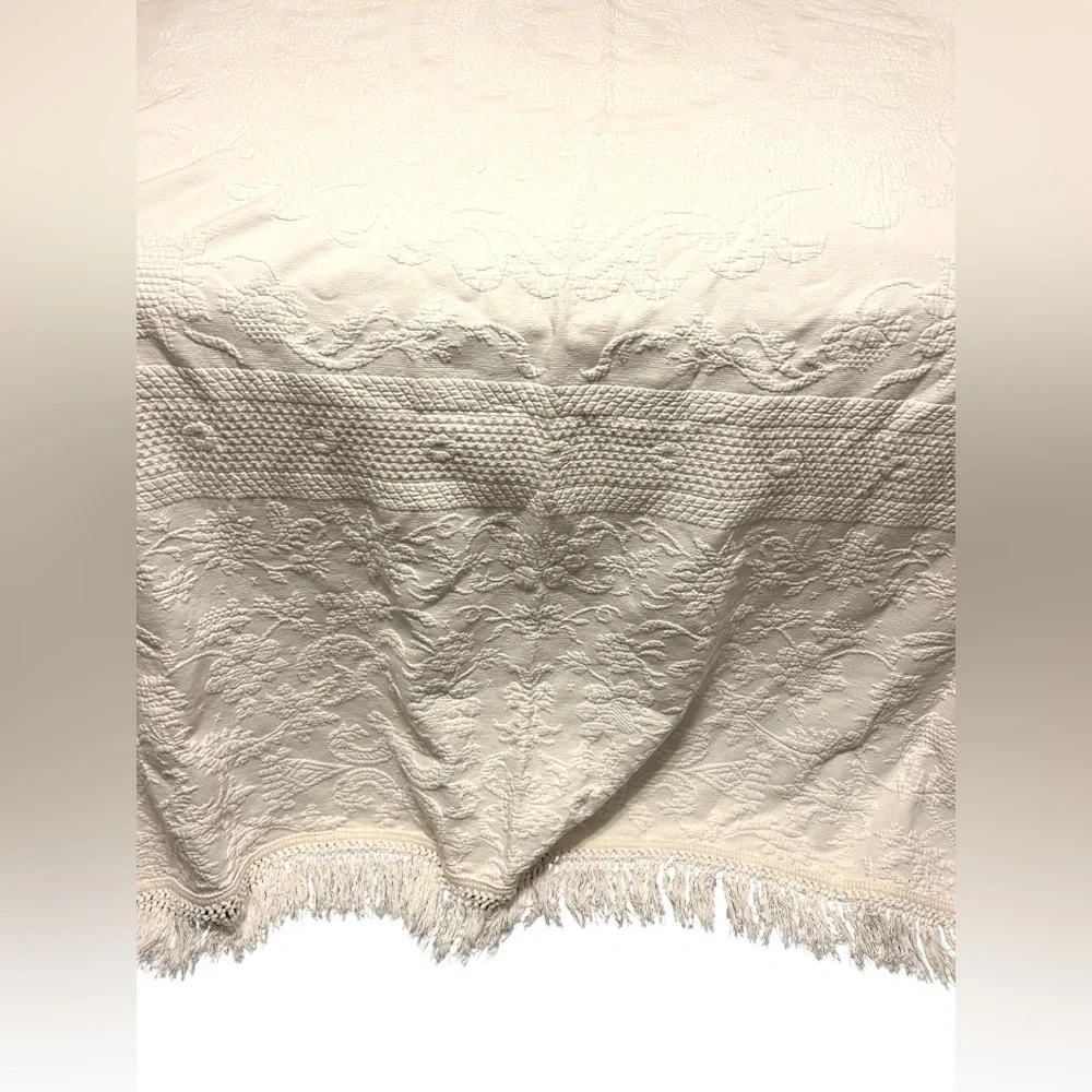 Vintage Bates Queen Elizabeth Bedspread White Cotton Matelasse Loomed Comforter